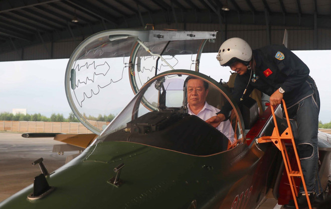 Trưởng Ban Tuyên giáo TW thăm các đơn vị không quân tại Bình Định ảnh 1