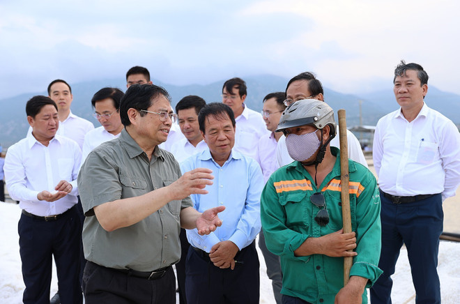 Thủ tướng thăm cơ sở kinh tế, xã hội, quốc phòng tại Ninh Thuận ảnh 2