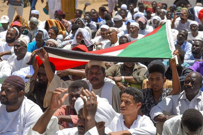 Người biểu tình tập trung tại Khartoum, Sudan, ngày 17/5/2019. (Ảnh: AFP/TTXVN) Hội đồng quân sự chuyển tiếp Sudan muốn sớm chuyển giao quyền lực ảnh 1