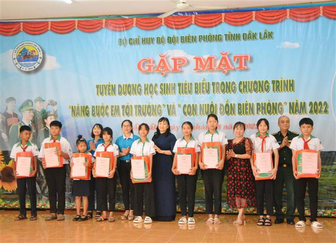 Bộ đội biên phòng chắp cánh ước mơ cho trẻ em nghèo vùng biên giới ảnh 2