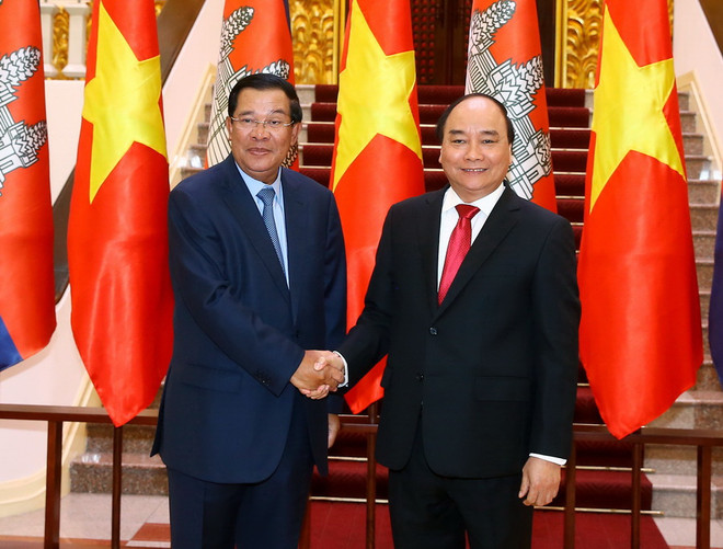 Thủ tướng Chính phủ Nguyễn Xuân Phúc và Thủ tướng Vương quốc Campuchia Samdech Akka Moha Sena Padei Techo Hun Sen chụp ảnh chung trước giờ hội đàm. (Ảnh: Thống Nhất/TTXVN) Thủ tướng Nguyễn Xuân Phúc hội đàm với Thủ tướng Vương quốc Campuchia ảnh 1