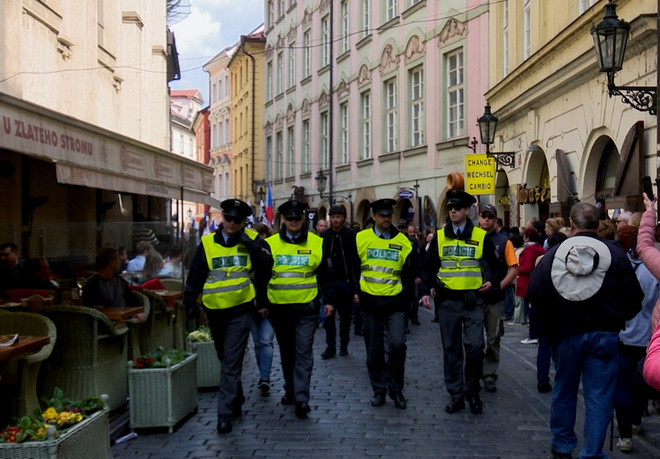 Cảnh sát Séc tăng cường tuần tra tại trung tâm Prague. (Ảnh: Trần Quang Vinh/Vietnam+) Cộng hòa Séc siết chặt an ninh sau vụ tấn công bằng xe tải ở Đức ảnh 1