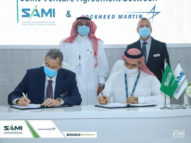 Đại diện Công ty Công nghiệp Quân sự Saudi Arabia (SAMI) ký thỏa thuận thành lập liên doanh với Tập đoàn Lockheed Martin. (Nguồn: SAMI) SAMI liên doanh với Lockheed Martin tăng cường năng lực quốc phòng ảnh 1