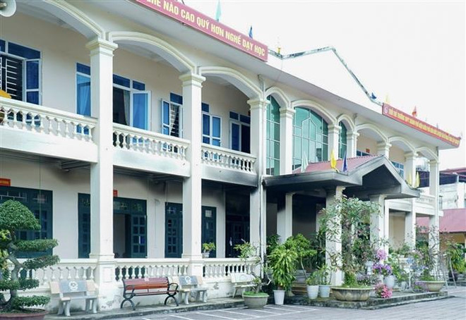 Khu nhà làm việc của Ban Giám hiệu Trường THPT thành phố Điện Biên Phủ, nơi xảy ra vụ việc. (Ảnh: Xuân Tư/TTXVN) Điện Biên: Điều tra vụ cháy trường học trong đêm khiến kế toán tử vong ảnh 1