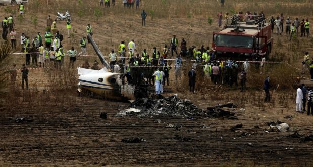 Hiện trường vụ máy bay Beechcraft KingAir B350i gặp nạn. (Nguồn: AFP) Vụ rơi máy bay quân sự tại Nigeria: 7 quân nhân thiệt mạng ảnh 1