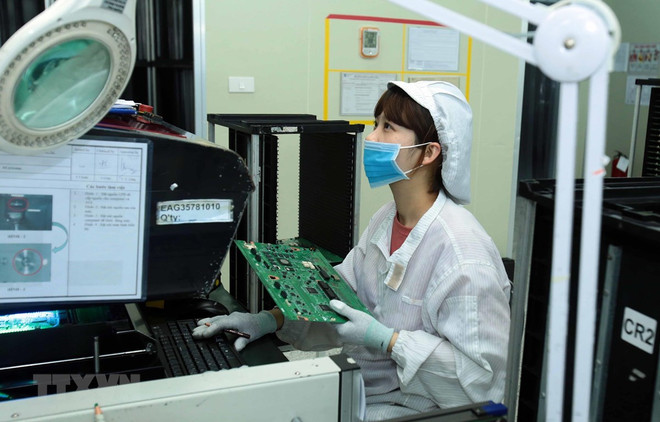 Công nhân sản xuất linh kiện điện tử. (Ảnh minh họa: Phạm Kiên/TTXVN) Nhân lực chất lượng cao - yếu tố quan trọng để ĐBSCL bứt phá ảnh 1