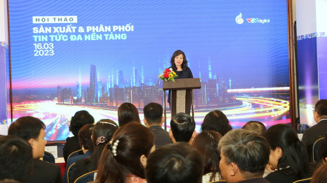Bà Nguyễn Thị Thu Hiền, Phó Tổng Giám đốc Đài Truyền hình Việt Nam, phát biểu tại một hội thảo trong khuôn khổ Liên hoan Truyền hình Toàn quốc lần thứ 41. (Ảnh: Minh Thu/TTXVN) Báo chí tìm giải pháp thích ứng trong thời đại công nghệ bùng nổ ảnh 1