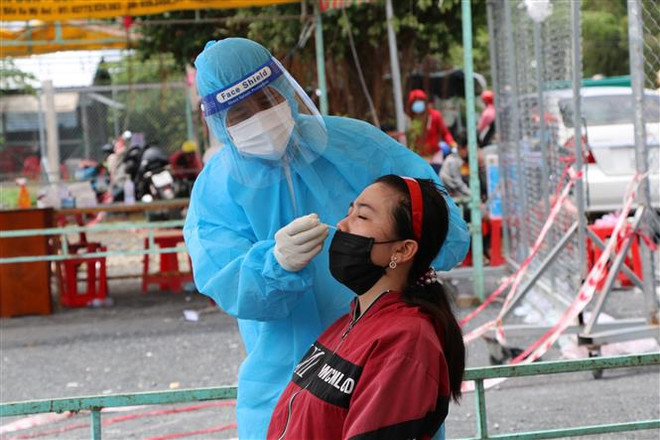 Tối 12/10, số ca mắc mới COVID-19 và ca tử vong giảm mạnh ảnh 1