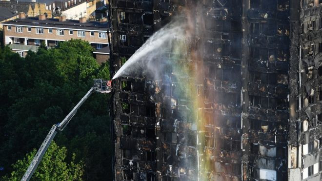 Tòa nhà Grenfell bị cháy rụi. (Nguồn: BBC) Chưa có thông tin liên quan đến người Việt trong vụ hỏa hoạn tại Anh ảnh 1