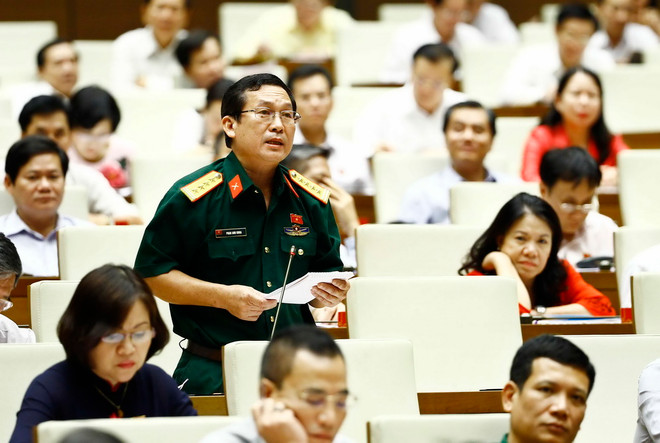 Đại biểu Quốc hội tỉnh Phú Yên Phan Anh Khoa chất vấn thành viên Chính phủ. (Ảnh: An Đăng/TTXVN) Thẳng thắn và xây dựng, đi đến tận cùng của vấn đề chất vấn ảnh 2