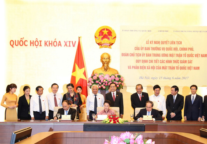 Chủ tịch Quốc hội Nguyễn Thị Kim Ngân, Thủ tướng Nguyễn Xuân Phúc và Chủ tịch Ủy ban Trung ương Mặt trận Tổ quốc Việt Nam Nguyễn Thiện Nhân thực hiện Lễ ký. (Ảnh: Trọng Đức/TTXVN) Ký Nghị quyết liên tịch về các hình thức giám sát và phản biện xã hội ảnh 1