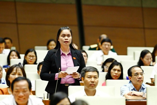 Đại biểu Quốc hội tỉnh Tuyên Quang Ma Thị Thúy chất vấn thành viên Chính phủ. (Ảnh: An Đăng/TTXVN) Thẳng thắn và xây dựng, đi đến tận cùng của vấn đề chất vấn ảnh 1