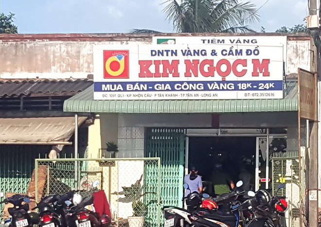 Long An: Hai đối tượng táo tợn cướp tiệm vàng, chém chủ nhà ảnh 1