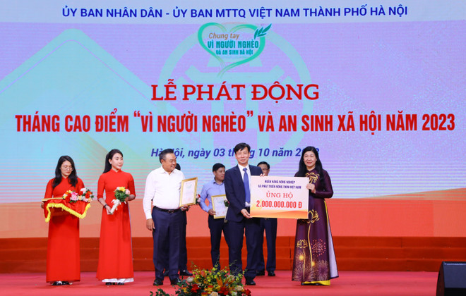 Chủ tịch Ủy ban Nhân dân thành phố Hà Nội Trần Sỹ Thanh và Chủ tịch Ủy ban Mặt trận Tổ quốc Việt Nam thành phố Hà Nội Nguyễn Lan Hương tiếp nhận sự ủng hộ và trao tặng Thư cảm ơn ghi nhận sự ủng hộ của các đơn vị. (Ảnh: Văn Điệp/TTXVN) Hà Nội phát động Tháng Cao điểm 'Vì người nghèo và an sinh xã hội' ảnh 1