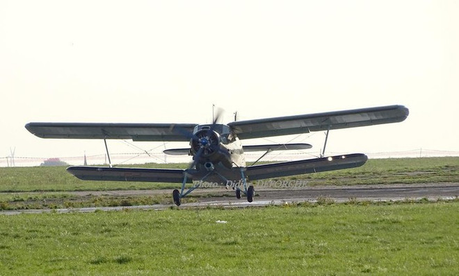 Một chiếc Antonov An-2. (Nguồn: Deforche) Máy bay hạ cánh khẩn cấp ở Nga làm nhiều người bị thương nặng ảnh 1