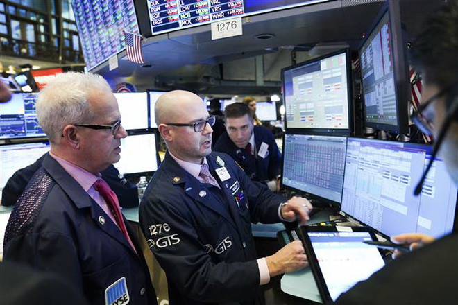Giao dịch viên tại Sàn giao dịch chứng khoán New York, Mỹ. (Ảnh: THX/TTXVN) Chỉ số Nasdaq và S&P 500 đồng loạt lên các mức cao kỷ lục mới ảnh 1