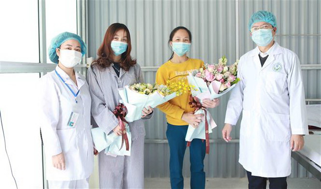 Hai bệnh nhân ở Phòng khám đa khoa Quang Hà (huyện Bình Xuyên, tỉnh Vĩnh Phúc) xuất viện. (Ảnh: Hoàng Hùng/TTXVN) Chuyện về 'chiến binh áo trắng' chống COVID-19 ở tâm dịch Bình Xuyên ảnh 1