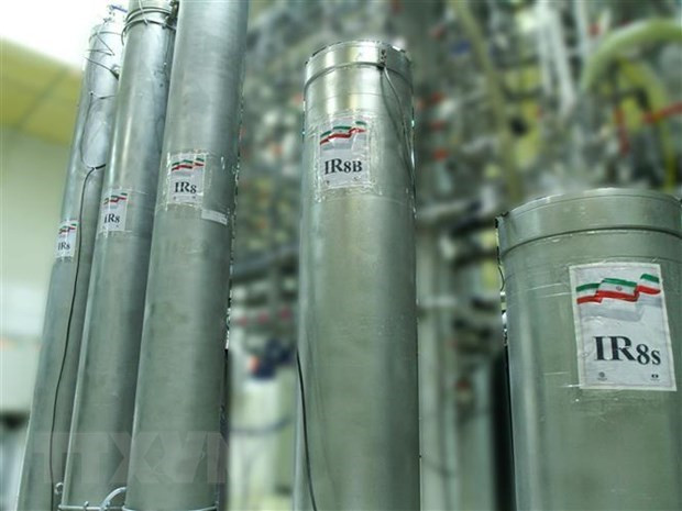 Các máy ly tâm bên trong cơ sở hạt nhân Natanz, Iran. (Ảnh: AFP/TTXVN) Iran và Liên minh châu Âu nỗ lực nối lại đàm phán hạt nhân ảnh 1
