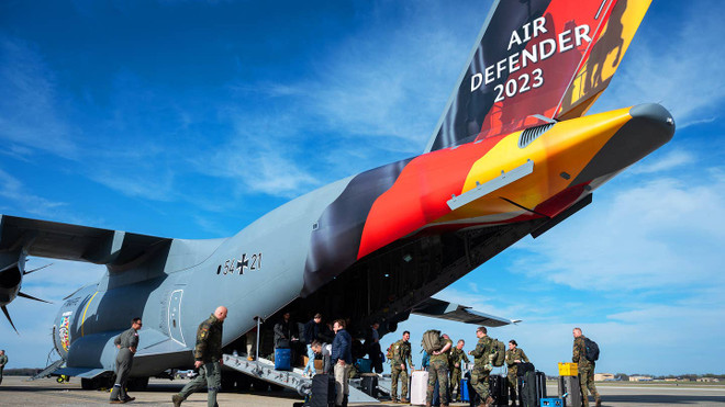 Người dân Đức biểu tình phản đối cuộc tập trận của NATO ảnh 1