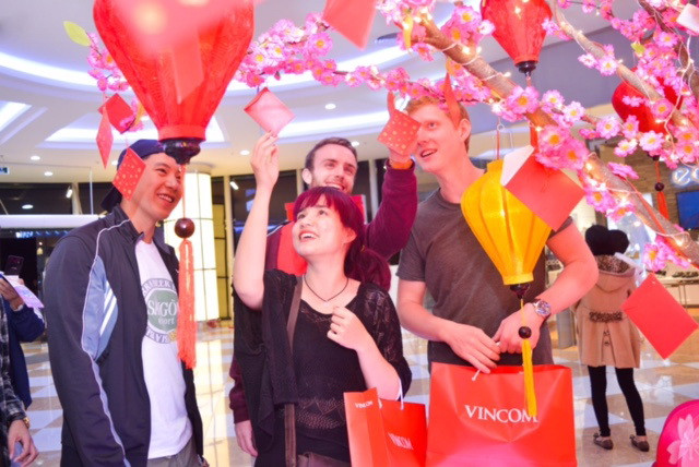 Chen chân mua sắm dịp Tết cận kề, săn hàng tốt với giá hời ảnh 3