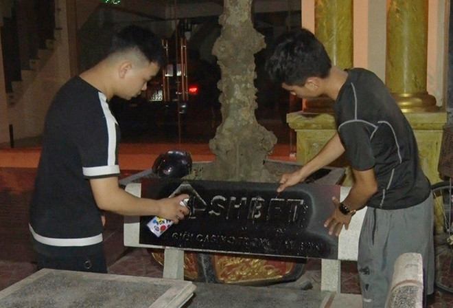 Nam Định: Bắt giữ 5 đối tượng xịt sơn quảng cáo đánh bạc lên ghế đá ảnh 1