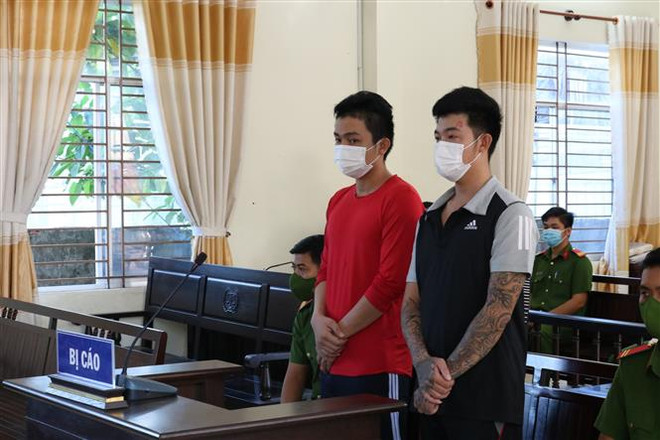 Phạt tù 2 thanh niên trốn khai báo y tế, tấn công lực lượng công an ảnh 1