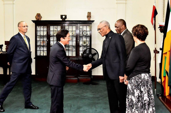 Đại sứ Việt Nam tại Guyana Đỗ Bá Khoa trình Thư ủy nhiệm của Chủ tịch nước Trần Đại Quang lên Tổng thống Cộng hòa Hợp tác Guyana David Granger. (Nguồn: Bộ Ngoại giao) Cộng hòa Hợp tác Guyana muốn tăng cường quan hệ với Việt Nam ảnh 1