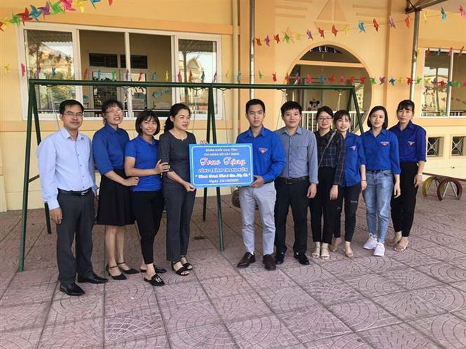 Đoàn Khối cơ quan tỉnh trao tặng đồ chơi cho trường mầm non xã Tân Tiến, huyện Gia Lộc, tỉnh Hải Dương. (Ảnh: Tiến Vĩnh/TTXVN) Hải Dương: Biến những chiếc lốp xe hỏng thành đồ chơi hữu ích cho trẻ ảnh 2