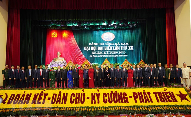 Các đại biểu chụp ảnh lưu niệm tại Đại hội đại biểu Đảng bộ tỉnh Hà Nam lần thứ XX, nhiệm kỳ 2020-2025. (Ảnh Đại Nghĩa/TTXVN) Nhìn lại đợt Đại hội Đảng bộ trực thuộc TW: Chuẩn bị kỹ lưỡng ảnh 1