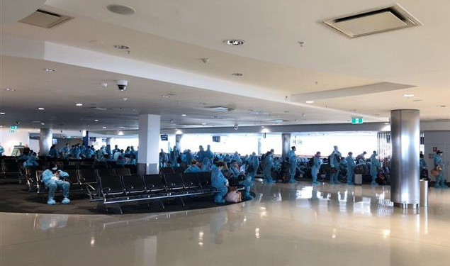 Các công dân Việt Nam làm thủ tục tại sân bay. (Ảnh: TTXVN phát) Đưa hơn 350 công dân Việt Nam từ Australia và New Zealand về nước ảnh 1