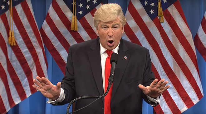 Diễn viên Alec Baldwin bắt chước Tổng thống Mỹ Donald Trump. (Nguồn: YouTube) Một tờ báo đăng nhầm ảnh ông Trump với diễn viên Hollywood ảnh 2