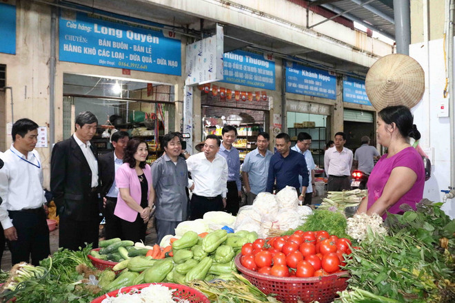 Thủ tướng trả lời chất vấn về cuộc vận động ưu tiên dùng hàng Việt ảnh 1