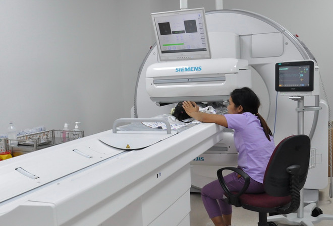 Bệnh viện nhi đầu tiên trên cả nước ứng dụng y học hạt nhân ảnh 1