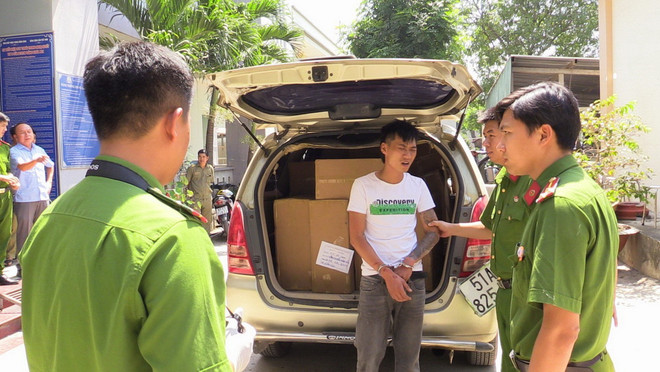 Thăm hỏi 2 chiến sỹ công an bị thương khi truy đuổi xe chở hàng lậu ảnh 1