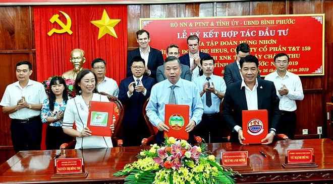 Ký kết dự án xây dựng khu trồng, tập kết, thu mua, bảo quản và đóng gói trái cây theo tiêu chuẩn xuất khẩu chất lượng cao Bình Phước với mức đầu tư khoảng 100 tỷ đồng. (Ảnh: Dương Chí Tưởng/TTXVN) Đầu tư hơn 1.700 tỷ đồng vào ba dự án nông nghiệp công nghệ cao ảnh 1