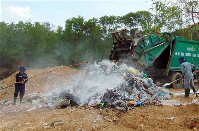 Ngày 26/8/2019, bãi rác Tam Nghĩa ở huyện Núi Thành (Quảng Nam), đã hoạt động trở lại sau nhiều ngày bị người dân phản đối. (Ảnh: Đỗ Trưởng/TTXVN) Quảng Nam: Ứ đọng khoảng 7.000 khối rác, nguy cơ ô nhiễm trầm trọng ảnh 2