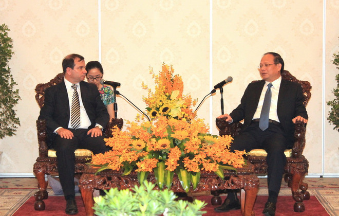 Phó Bí thư Thường trực Thành ủy Thành phố Hồ Chí Minh Tất Thành Can tiếp ông Fernando Gonzalez Llort, Chủ tịch ICAP. (Ảnh: Xuân Khu/TTXVN) Chủ tịch ICAP: Cuba luôn mong sát cánh với nhân dân Việt Nam ảnh 1