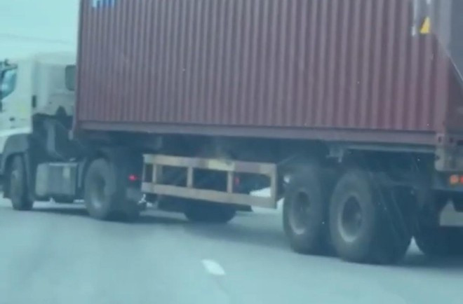 Xử lý tài xế xe container đánh võng bất chấp hiệu lệnh của cảnh sát ảnh 1