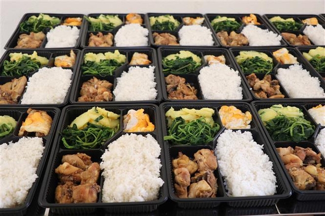 Những suất cơm ấm tình người nơi tâm dịch COVID-19 ở Bắc Ninh ảnh 2