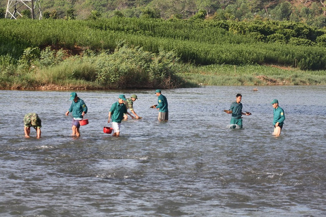 Lâm Đồng trục vớt và tiêu hủy 4 bao tải chứa trên 360 viên đạn ảnh 1