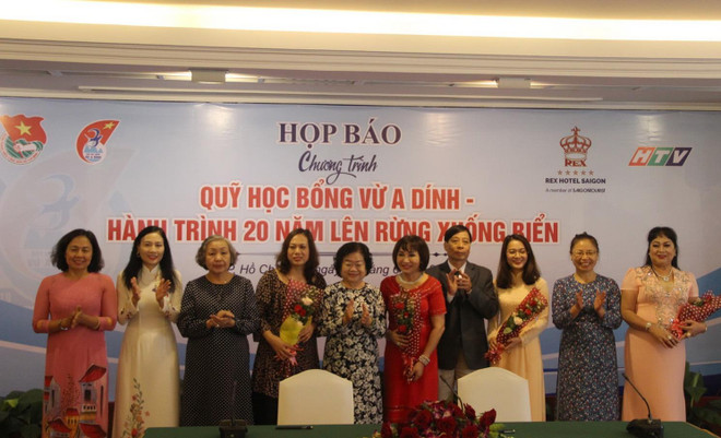 Các doanh nghiệp và Ban Điều hành Quỹ học bổng Vừ A Dính ký kết thỏa thuận hỗ trợ. (Ảnh: Xuân Dự/TTXVN) Nâng cao chất lượng đào tạo học sinh, sinh viên dân tộc thiểu số ảnh 1