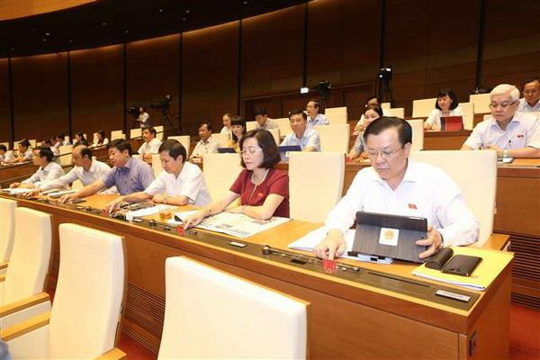 Đoàn đại biểu Quốc hội tỉnh Ninh Bình tham gia biểu quyết. (Ảnh: Doãn Tấn/TTXVN) Thông qua Nghị quyết phê chuẩn quyết toán ngân sách nhà nước năm 2017 ảnh 1