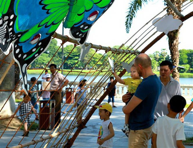 Du khách tham quan trưng bày diều nghệ thuật. (Ảnh: Tường Vi/TTXVN) Lễ hội Diều Huế 2019: Lưu giữ nghệ thuật chơi diều trên đất Cố đô ảnh 1
