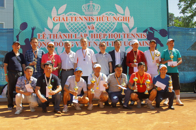 Những tay vợt xuất sắc được nhận giải thưởng. (Ảnh: Dương Trí/Vietnam+) Thành lập Hiệp hội tennis cộng đồng Việt Nam tại Ukraine ảnh 1
