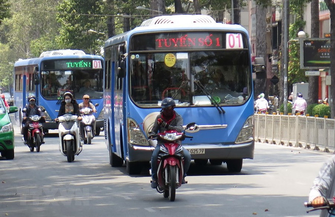 Xe buýt ở Thành phố Hồ Chí Minh. (Ảnh: Hoàng Hải/TTXVN) TP.HCM lập chuyên án điều tra nạn quấy rối tình dục trên xe buýt ảnh 1