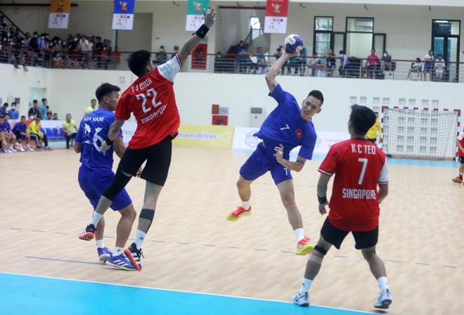 Đội tuyển bóng ném nam trong nhà Việt Nam giành HCV trước một lượt đấu ảnh 1