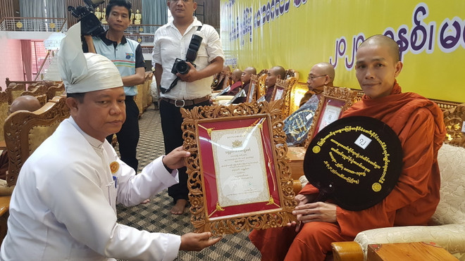 Đại diện Chính phủ Myanmar dâng tặng danh hiệu 'Bậc xiển dương chánh pháp - Saddhamma Jotikadhaja' lên Đại đức Thích Thiện Ngọc. (Ảnh: TTXVN phát) ttxvn_dai duc Thich Thien Ngoc 1.jpg
