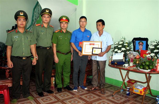 Truy tặng huy hiệu 'Tuổi trẻ dũng cảm' cho chiến sỹ công an Bắc Giang ảnh 1