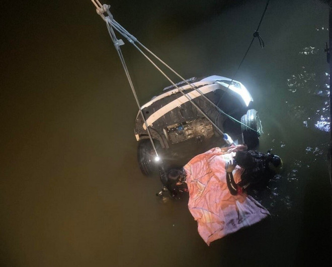 Quảng Trị: Trắng đêm tìm kiếm người và xe ôtô bị rơi xuống sông ảnh 1