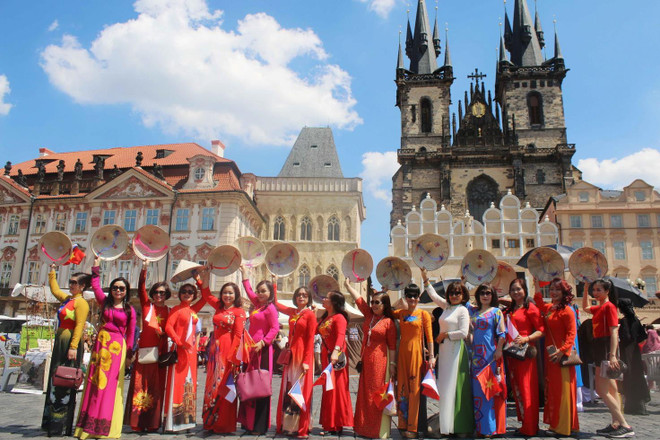 Sắc màu Việt Nam bừng sáng trong Lễ hội các dân tộc thiểu số tại Séc ảnh 2